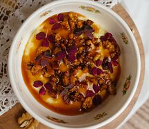 Пшенная каша с грецким орехом и соленой карамелью 