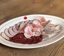 Тарелка мясных деликатесов