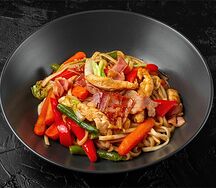 Лапша удон с копченым беконом и куриным филе