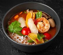 Том ям с морепродуктами
