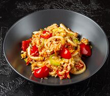 Вок с рисом, кальмаром и халапеньо