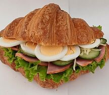 Круассан с яйцом, ветчиной, свежим огурцом и соусом к мясу