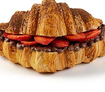 Круассан с Клубникой и шоколадным кремом