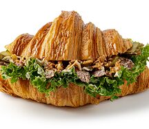 Круассан с колбаской копченой, маринованным огурчиком и горчичным соусом