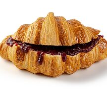 Круассан с клубничным джемом