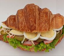 Круассан с яйцом, ветчиной, маринованным огурцом и горчичным соусом