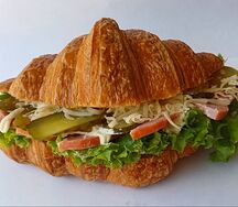 Круассан с ветчиной, маринованным огурцом и горчичным соусом