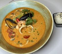 Том ям с морепродуктами