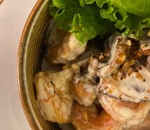 Креветки, томленные в сливочно-грибном соусе