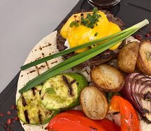 Бифштекс из говядины с овощами и яйцом пашот