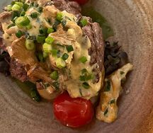 Стейк из говядины со сливочным соусом из вешенок