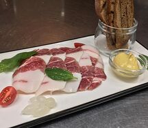 Сало с гренками