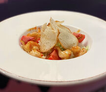 Цезарь с тигровыми креветками в сладком чили соусе