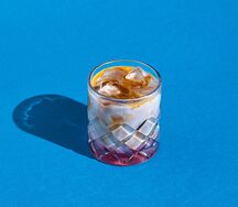 Айс капучино с бананом, папайей и розовым перцем