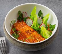 Стейк семги с соусом том ям