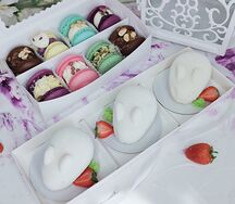 Набор ассорти макарон и муссовые пирожные Зайки