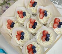 Шоколадные капкейки с арахисом и карамелью