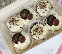 Шоколадные капкейки с арахисом и карамелью