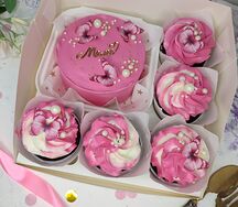 Бенто-торт Сникерс и капкейки Красный бархат с вишней для мамы