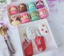 Комбо-набор ассорти макарон и муссовые чизкейки эскимо на палочке