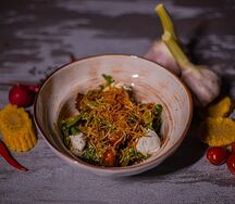 Теплый салат с хрустящими баклажанами