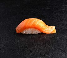 Суши с лососем