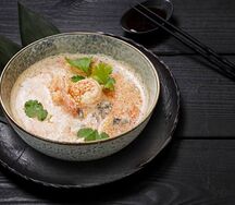 Том ям с креветками, кальмаром и лососем