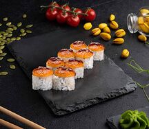 Запеченный ролл с копченым угрем и соусом спайси