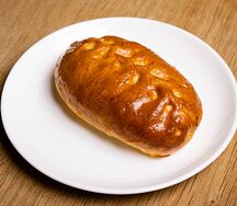 Пирожок с капустой и яйцом