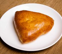 Пирожок с зеленым луком и яйцом