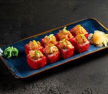 Запеченный ролл с лососем спайси