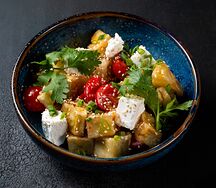 Салат с хрустящими баклажанами, томатами и соусом сладкий чили