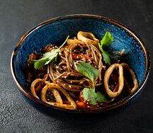 Лапша соба с овощами и кальмаром