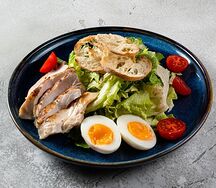 Салат Цезарь с цыпленком