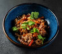 Жареный рис с овощами