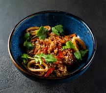 Жареный рис с овощами и кальмаром