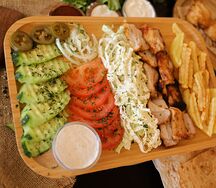 Шаверма на тарелке из курицы