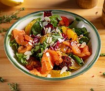 Легкий салат с лососем и дольками апельсина