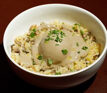 Булгур с яйцом пашот, пармезаном и грибным соусом
