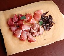 Мясные деликатесы