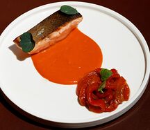 Мурманский лосось с печёными перцами и перечным соусом