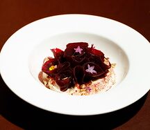 Карпаччо из копчёной свеклы с сырным соусом и лавандовым маслом