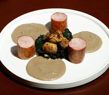 Свиная вырезка с мангольдом и грибным соусом