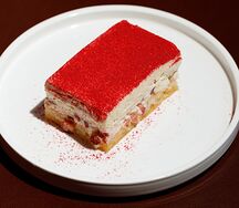 Тирамису с апельсиновым кремом и свежей клубникой