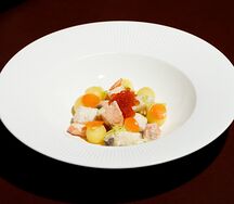 Сливочный суп с палтусом, лососем и красной икрой