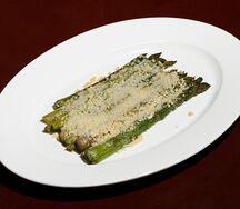 Запечённая спаржа с сыром