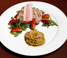 Тунец с маринованным кабачком, рукколой и клубникой