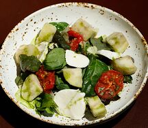 Салат с хрустящими баклажаном, моцареллой и соусом из печеных перцев