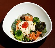 Салат с лососем, яйцом пашот, красной икрой