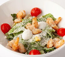 Салат Цезарь с креветками